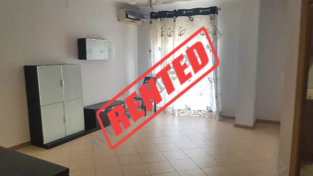 Apartament 2+1 me qera prane rruges se Kosovareve ne Tirane.

Apartamenti ndodhet ne katin e peste